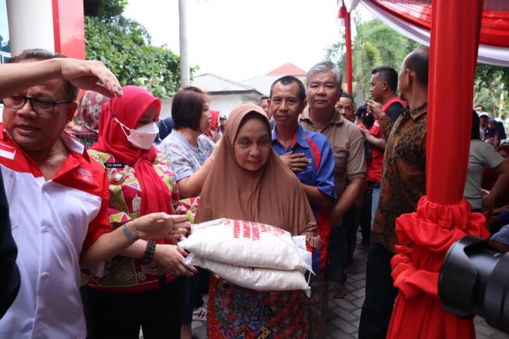 INTI Lampung Bersama Pemkot Bandar Lampung Berikan Bantuan Beras Kepada Masyarakat 