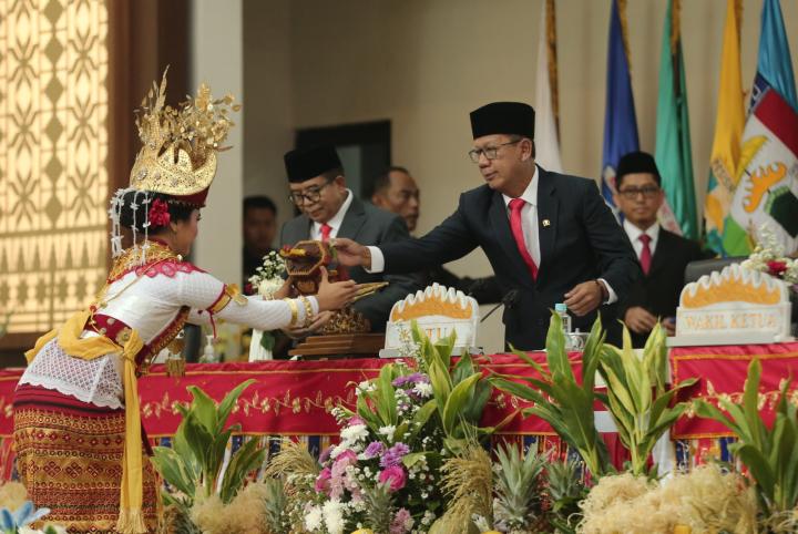 Pj Gubernur Lampung dan Ketua DPRD Lampung Ikuti Rapat Paripurna DPRD Provinsi Lampung Mendengarkan Pidato Kenegaraan Presiden Dalam Rangka HUT RI  