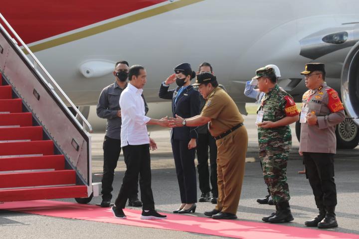 Gubernur Arinal dan Jajaran Forkopimda Sambut Kedatangan Presiden Jokowi di Bandara Raden Inten II