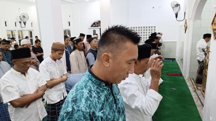 Antusias Warga Sukajaya Saat Shalat Tarawih 