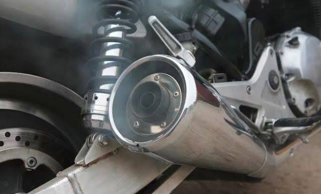 Knalpot Motor Keluar Asap Putih, Awas Bisa Turun Mesin