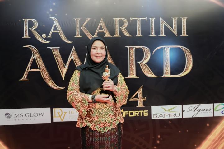 Walikota Bandarlampung Bunda Eva Dianugerahi Kartini Award 2024