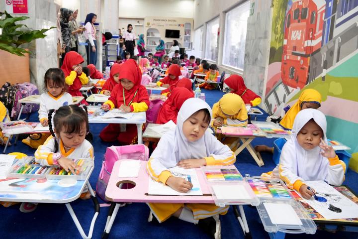 Sambut Hari Anak Nasional, 50 Anak Ikuti Lomba Mewarnai di Stasiun Tanjungkarang