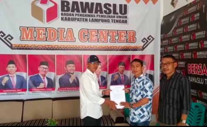 Didampingi Ketua SMSI, Ahirnya Hengky Resmi Laporkan KPU ke Bawaslu Lamteng