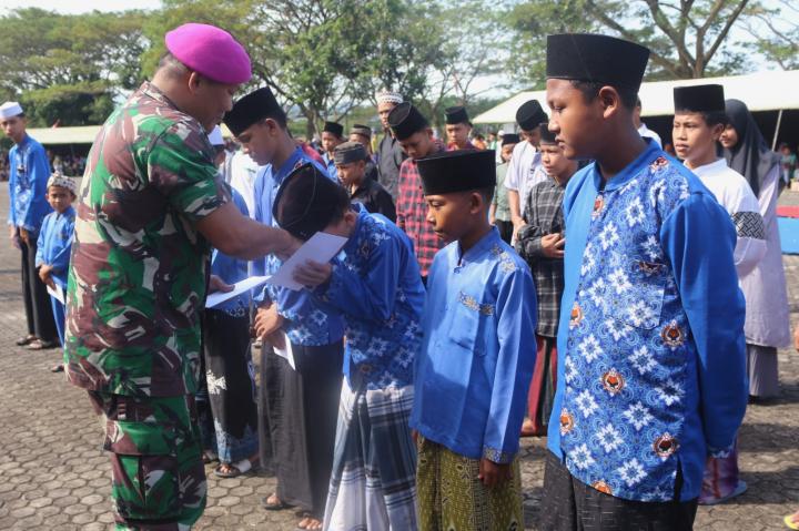 Peringati Hari Anak Nasional Brigif 4 MAR/BS Bersama Ponpes Uniq Nusantara Berikan Santunan