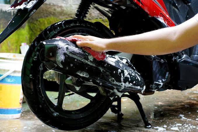 Akibat Menggunakan Detergen Saat Cuci Motor 