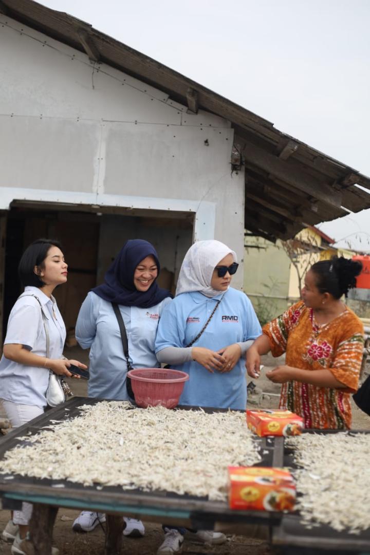 Sapa RMD Sedekah Jumat Berkah Bagikan Ratusan Paket Nasi di Pulau Pasaran 