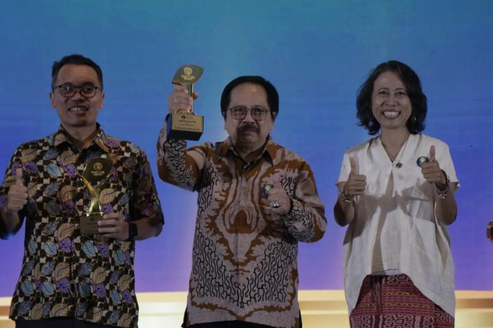 Smartfren Raih TOP CSR Awards 2024 Lewat Pemberdayaan Digital Berbasis Komunitas 