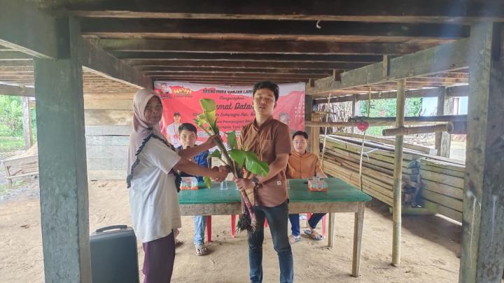 Orang Muda Ganjar Bagikan Bibit Alpukat dan Pisang Untuk Warga Pesisir Barat