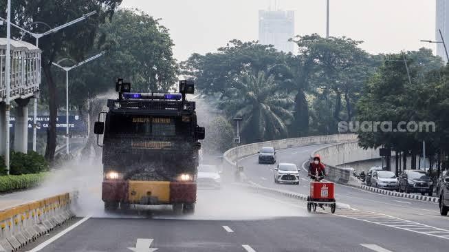 Tetap Melanjutkan Penyiraman Jalan upaya Mengurangi Polusi Udara , Heru Budi Abaikan Kritik Menkes 