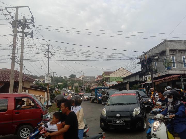 Macet di Jl. W. R. Supratman, Warga Harapkan Adanya Petugas Yang Mengatur Lalu Lintas   