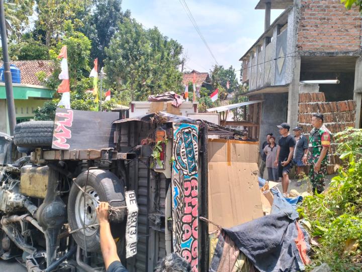 Mobil Pengangkut Ikan Beku di Sumberrejo Terguling, Ini Kata Bhabinsa Setempat