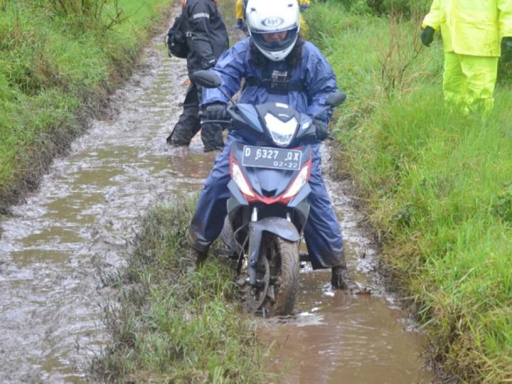 Cara Melepaskan Sepeda Motor Yang Terjebak Dalam Motor Jalan Berlumpur 