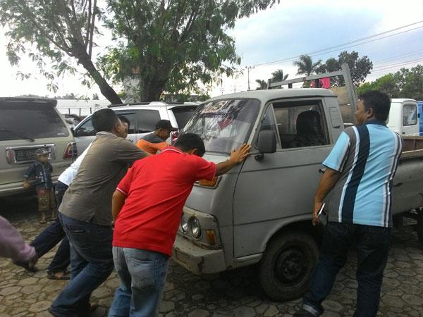 Gambar Benda HD  Gambar  Orang Mendorong Mobil Kumpulan Gambar  Menarik 