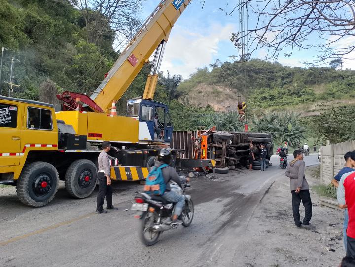 2 Truk Pengangkut Barang Kecelakaan di Tanjakan PJR, Bandar Lampung 