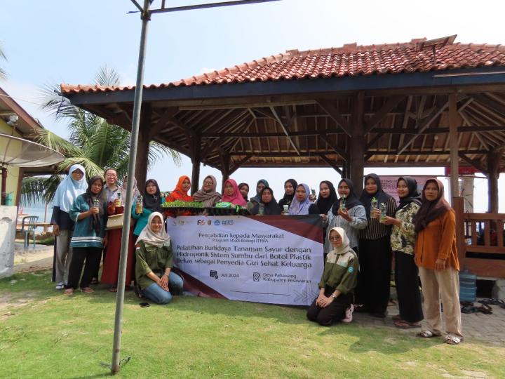 Program Studi Biologi ITERA Memberikan Pelatihan Hidroponik dengan Botol Plastik Bekas Sebagai Penyedia Gizi Sehat Keluarga di Desa Pahawang