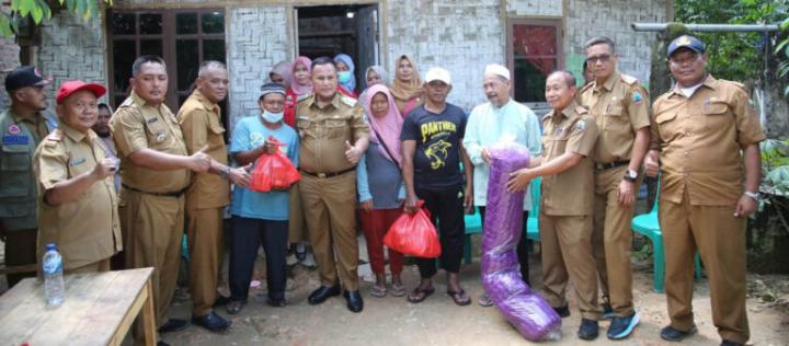 Pemkab Lampung Selatan Salurkan Bantuan Bedah Rumah Tak Layak Huni Kepada Lima Warga Desa Way Galih