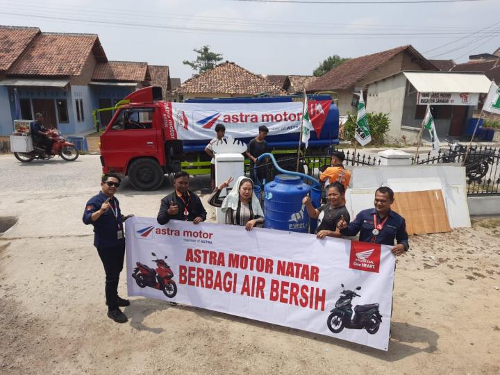 Astra Motor Natar Bagikan Air Bersih Ke Warga Selama 2 Hari 