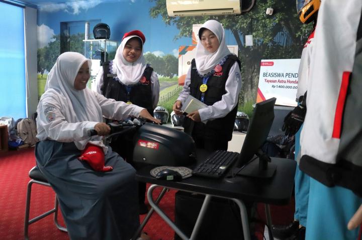 Duta Safety Riding Peroleh Beasiswa Pendidikan Dari Yayasan AHM 