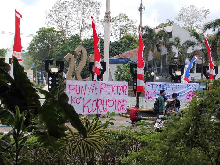 Gedung Rektorat Diduduki Mahasiswa, Spanduk "Punya Rektor Kok Koruptor" Terpampang 