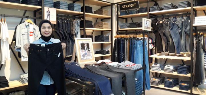 Ikut Gerakan #dirumahaja, Store Levis 