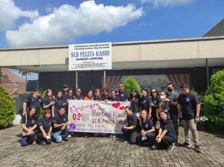 Wujud Peduli Kasih PD P K K St. Lucia Paroki Kristus Raja Katedral Gelar Berbagi Kasih dan Kunjungan ke SLB Pelita Kasih