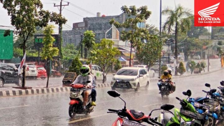 Bahaya Terobos Genangan Air, Akan Merusak Park Motor 