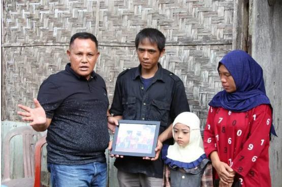 Bupati Lampung Selatan Menyerahkan Bantuan Perbaikan Bedah Rumah Sebanyak 7 Unit Kepada Warga 