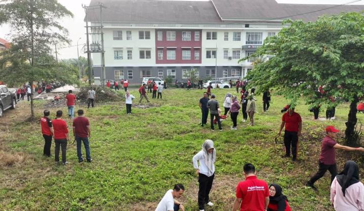 Jelang Turnamen Bola Voli Kapolri Cup 2024, Pemkab Lampung Selatan Bersama Anggota Kodim Membersihkan Kawasan Gedung Olahraga Wayhandak 