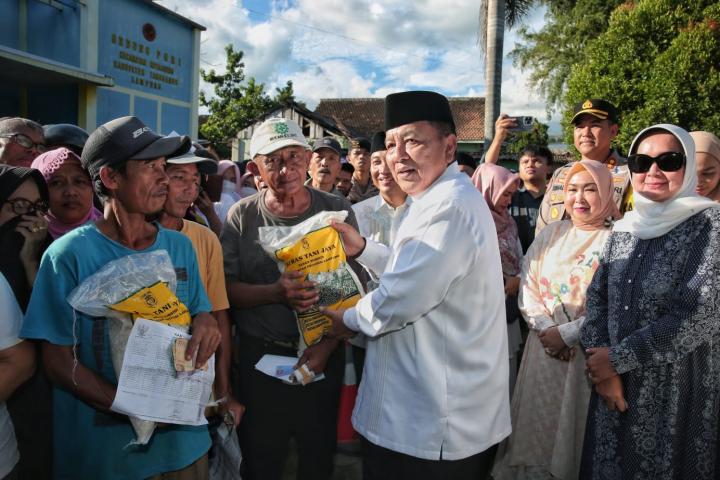 Gubernur Arinal Resmikan Operasi Pasar Beras Medium Dalam Rangkaian Safari Ramadhan di Kabupaten Tanggamus 