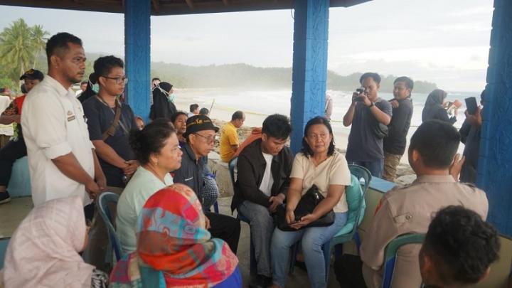 Rektor ITERA Terus Ikuti Langsung Proses Mahasiswa di Pesisir Barat