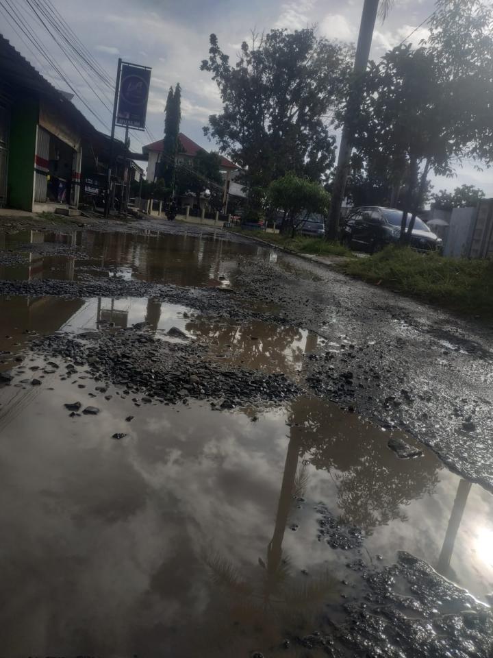 Jalan Rusak di Kecamatan Tanjung Senang Dikeluhkan, Warga: Banyak Kubangan Seperti Kolam Ikan