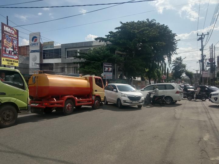 Buat Macet! Lampu Merah Mati di Perempatan Jl. Urip Sumoharjo, Jalanan Macet