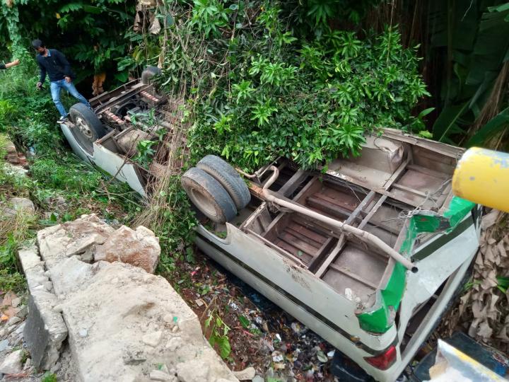 Tak Kuat Nanjak, Bus Rombongan Santri Terperosok di Jalan Madu