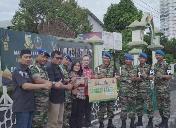 PSMTI Lampung Bersama Denpom II/3, Serta Chandra Peduli Kasih Bagikan Takjil Kepada Masyarakat Sekitar