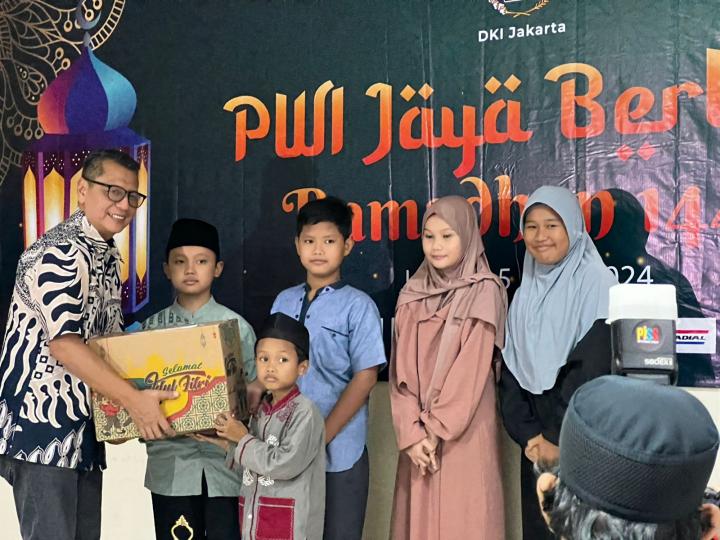 PWI Jaya Berbagi Paket Sembako serta Santunan untuk Dhuafa dan Warakawuri