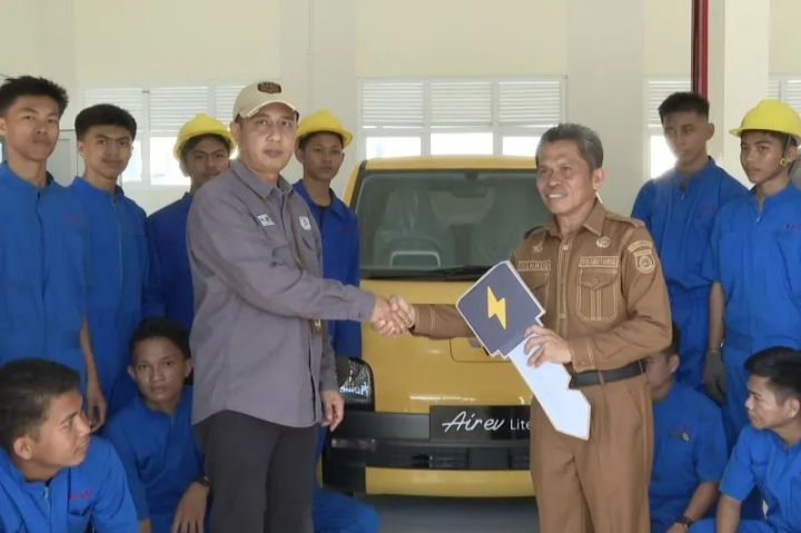 Presiden Penuhi Janji Kirim Mobil Listrik Praktikum Ke SMKN 1 Rangas