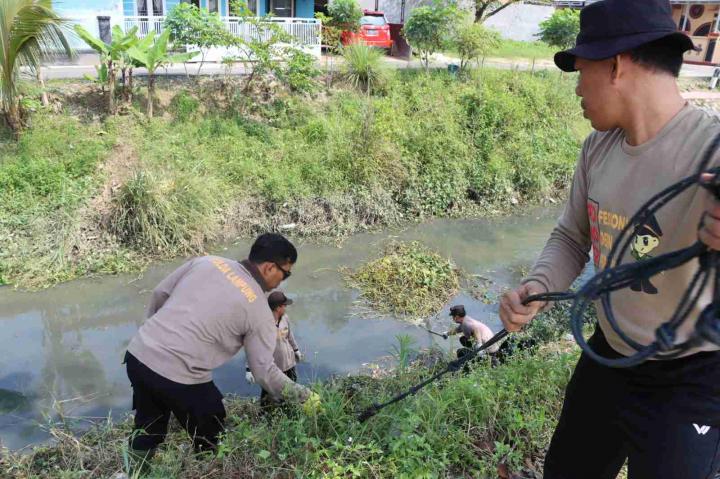 Polresta Bandar Lampung Bersihkan Sampah di Sejumlah Aliran Sungai dan Kali