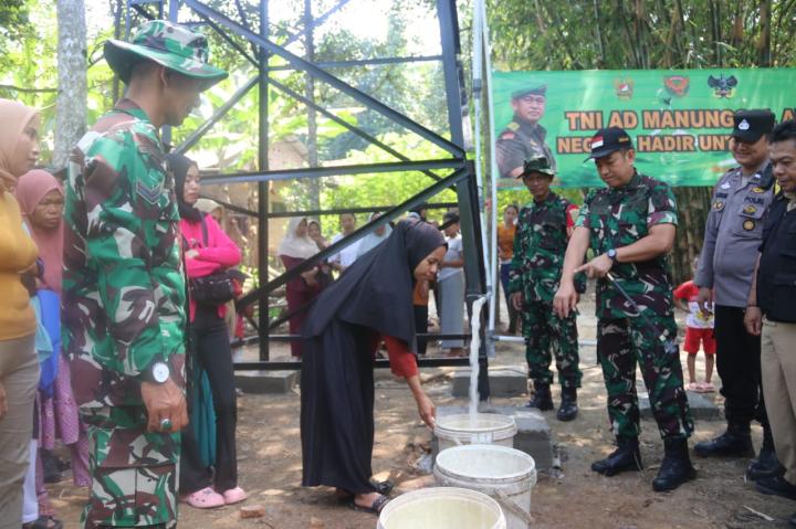 Resmikan Penggunaan Air Bersih di Way Gubak, Dandim 0410/KBL dan Warga Sampaikan Terimakasih Kepada Kasad