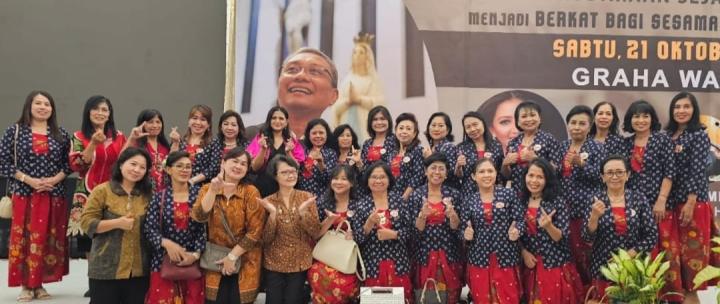 Semangat Wanita Katolik RI Menyambut Tamu Undangan Kebangunan Rohani Katolik di Graha Wangsa