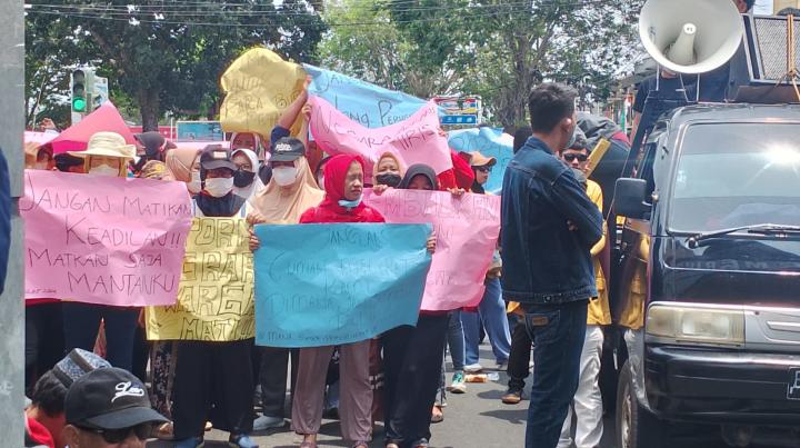 Unjuk Rasa di Kantor DPRD Lampung, Ratusan Masyarakat Lampung Tengah Tuntut Pemerintah Cabut HGU 