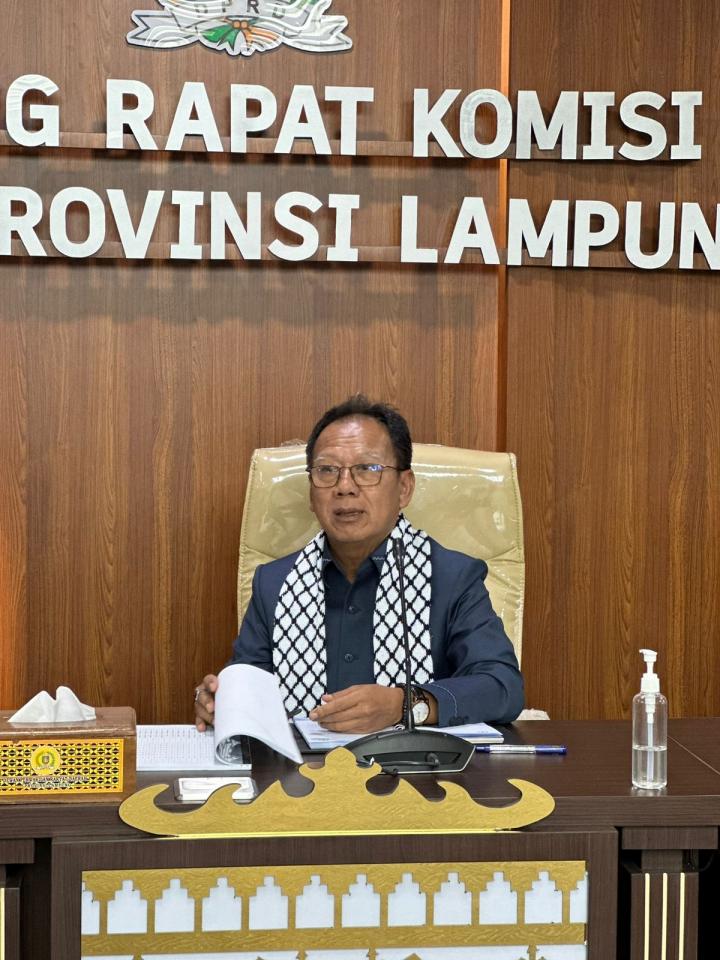 Menggunakan Syal Palestina, Ketua DPRD Lampung Mingrum Gumay Kawal Nasib Guru PPPK 