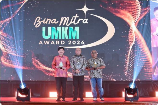 Smartfren Berhasil Raih Predikat Gold Dalam Ajang Bina UMKM Awards 2024 