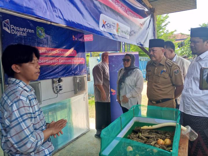 XL Axiata Terapkan Solusi IoT Budidaya Maggot di Pesantren Lampung Tengah 