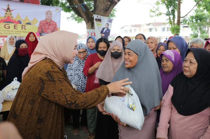 Ibu Riana Sari Arinal Senam Bersama dan Bagikan Sembako Program Siger Berbagi 