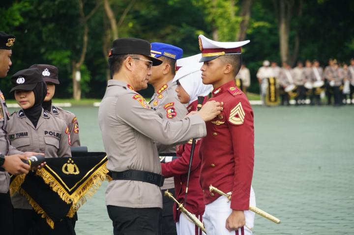 Kapolri Beri Pin Emas Kepada Pengasuh dan Taruna Berprestasi