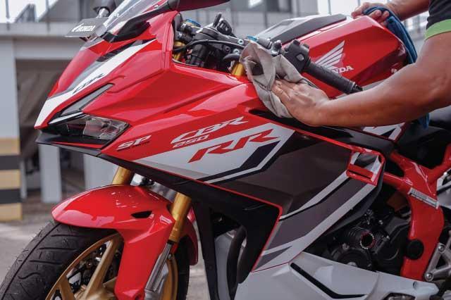 Fakta Malas Cuci Motor Bisa Merusak Sokbreker 