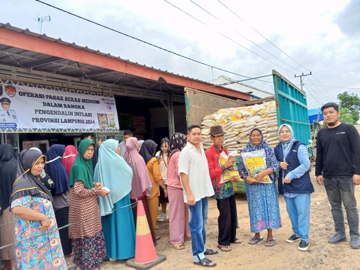 Pemprov Lampung Melalui Dinas Perindag Siapkan 5 Ton Beras Medium Saat Operasi Pasar di Lampung Utara 