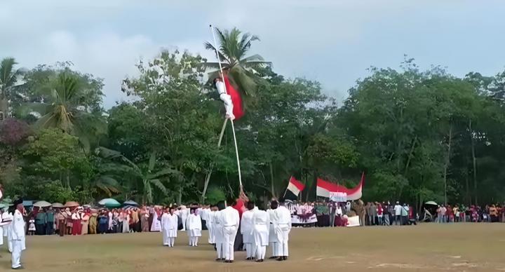 Aksi Heroik Pelatih Paskibraka di Lampung Selatan Perbaiki Tali Pengerek Putus saat Upacara 