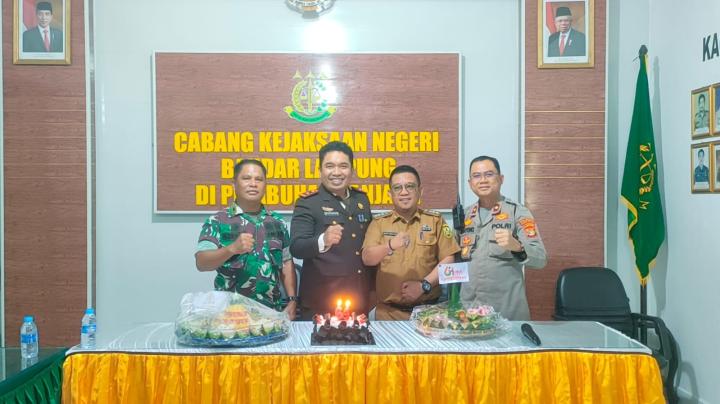 Peringati HBA Ke-64, Danramil Bareng Forkopimcam Geruduk Cabjari Panjang Beri Kejutan